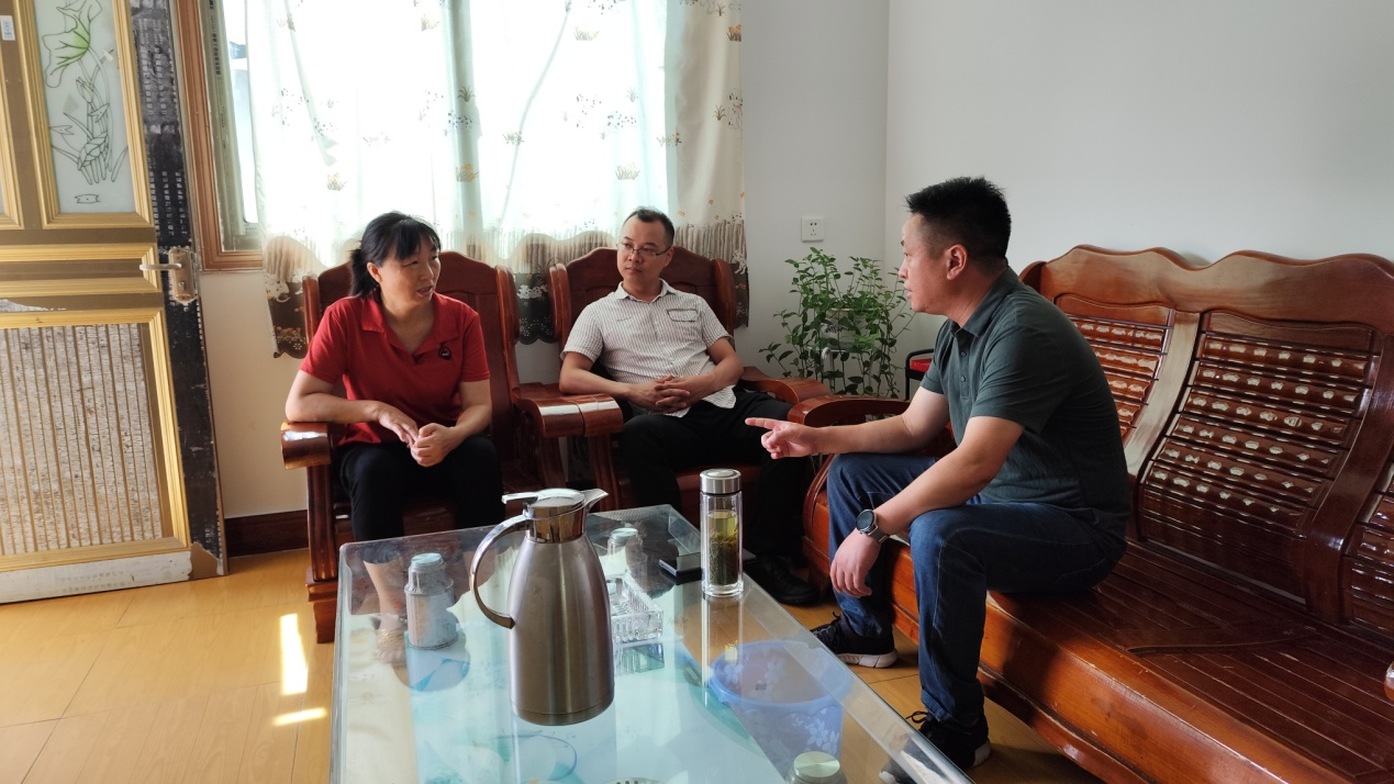 五廟鄉(xiāng)武裝部長、包村點長給入伍新兵程彬彬的母親講解優(yōu)撫優(yōu)待政策，了解其孩子在部隊服役狀況.png